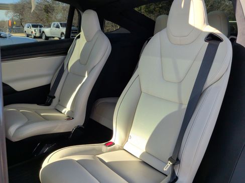 Used 2023 Tesla Model X Plaid image 34