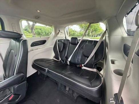 Used 2023 Chrysler Pacifica Limited FWD image 21
