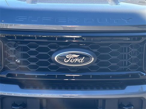 Used 2025 Ford F250 XLT w/ Black Appearance Package image 9
