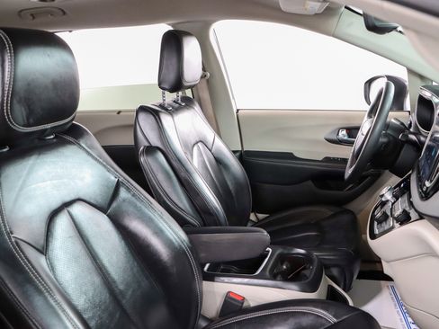 Used 2023 Chrysler Pacifica Touring-L image 27