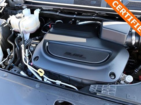 Used 2025 Chrysler Pacifica Limited image 10