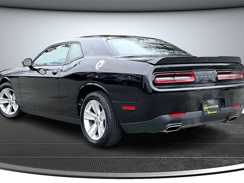 Used 2023 Dodge Challenger SXT image 4