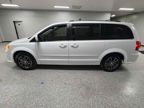 Used 2017 Dodge Grand Caravan SXT w/ Driver Convenience Group FWD image 6