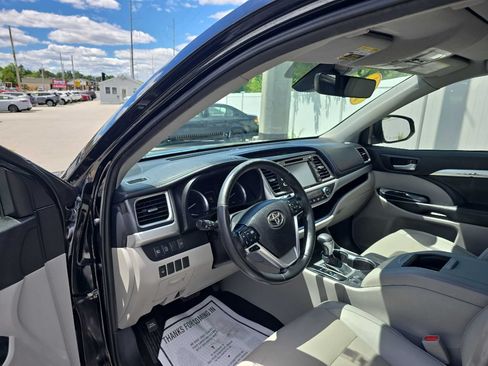 Used 2019 Toyota Highlander XLE AWD/4WD image 18