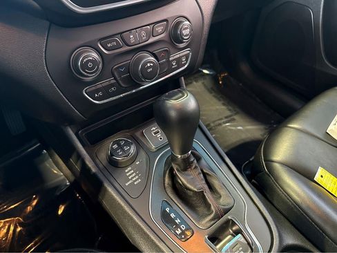 Used 2020 Jeep Cherokee Trailhawk AWD/4WD image 27