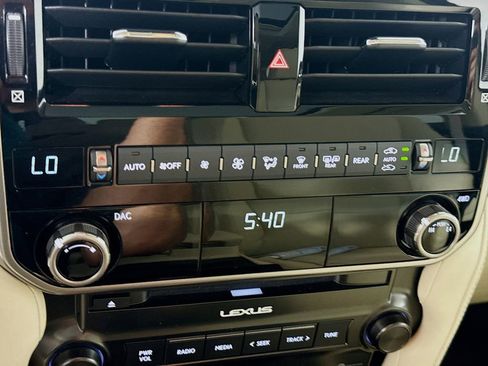 Used 2023 Lexus GX 460 Premium w/ Accessory Package AWD/4WD image 14