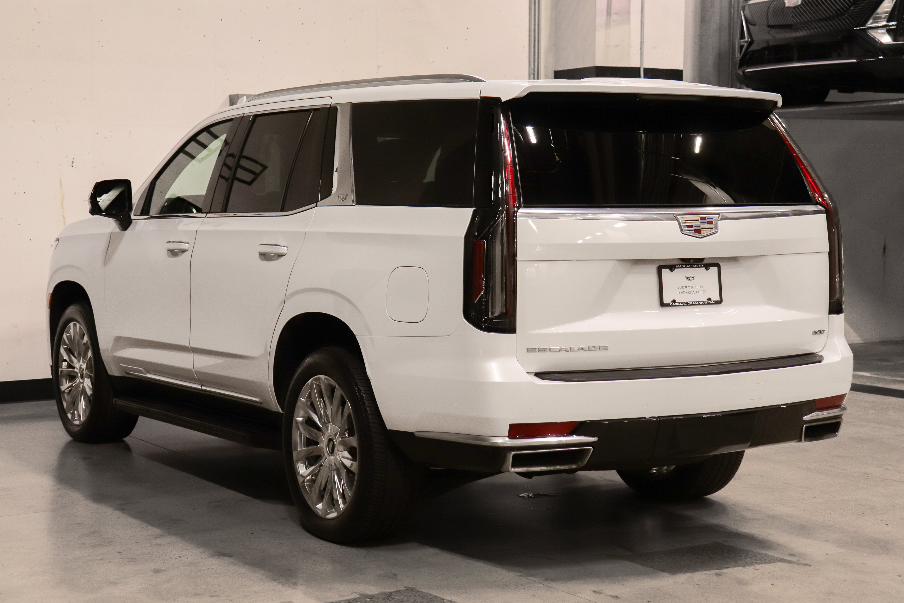 Used 2023 Cadillac Escalade Premium Luxury AWD/4WD image 3