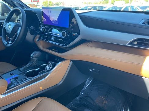 Certified 2025 Toyota Highlander Platinum image 16