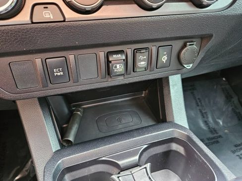 Used 2019 Toyota Tacoma TRD Off-Road AWD/4WD image 23