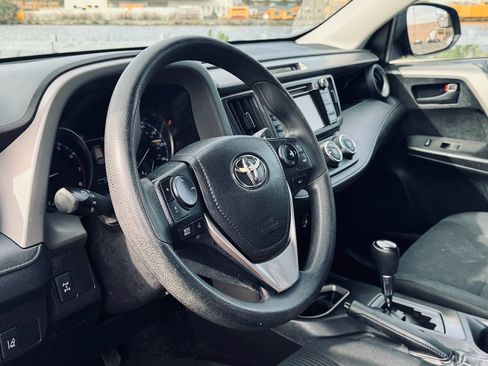 Used 2018 Toyota RAV4 LE image 9