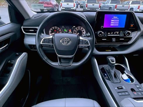 Used 2023 Toyota Highlander XLE image 18