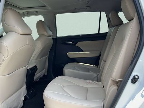 Used 2024 Toyota Highlander XLE AWD/4WD image 10