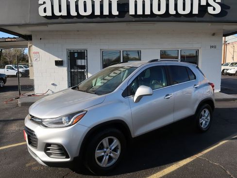 Used 2018 Chevrolet Trax LT w/ LT Convenience Package image 1