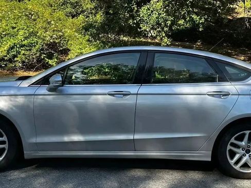 Used 2016 Ford Fusion SE FWD image 2