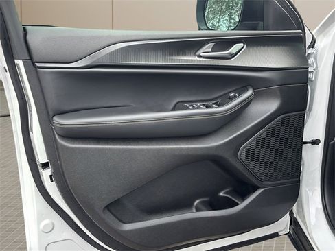 Certified 2025 Jeep Grand Cherokee Laredo X w/ Luxury Tech Group I image 16