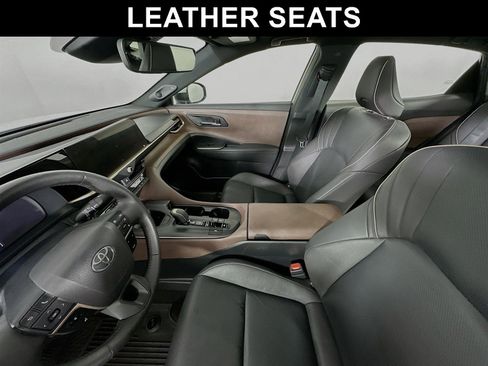 Certified 2023 Toyota Crown Limited image 5