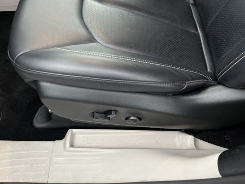 Used 2024 Chrysler Pacifica Touring-L FWD image 14
