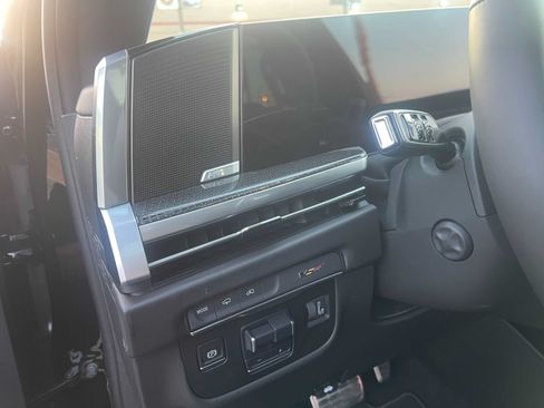 Used 2025 Cadillac Escalade ESV V AWD/4WD image 29