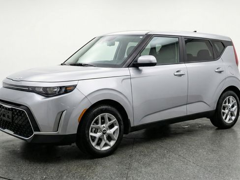 Used 2025 Kia Soul LX w/ LX Technology Package FWD image 3