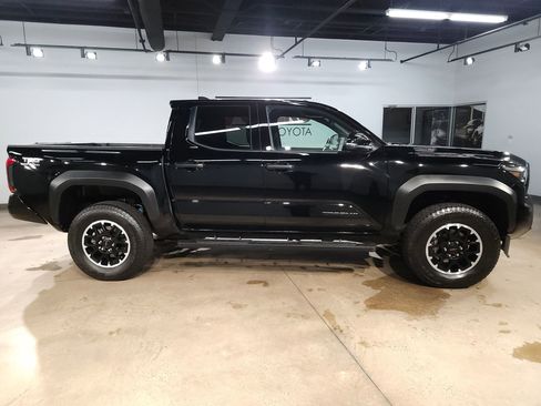 Used 2025 Toyota Tacoma TRD Off-Road w/ TRD Off Road Upgrade Package AWD/4WD image 8