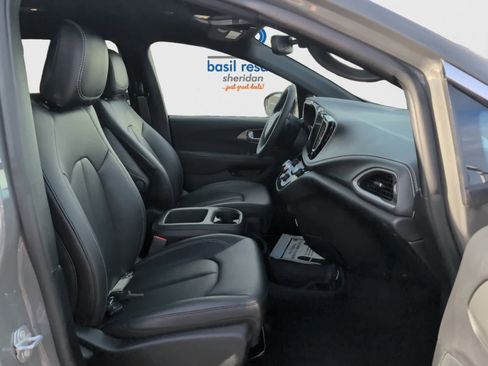 Used 2025 Chrysler Pacifica Select image 18