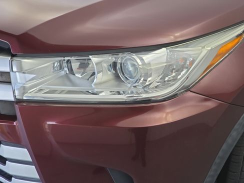 Used 2019 Toyota Highlander XLE FWD image 33
