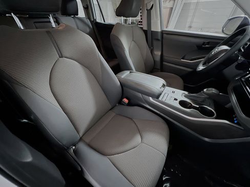 Used 2022 Toyota Highlander LE image 31