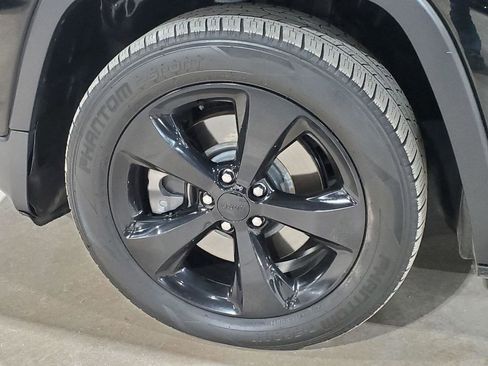 Used 2018 Jeep Cherokee Latitude w/ Altitude Package image 39