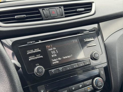 Used 2015 Nissan Rogue SV image 24