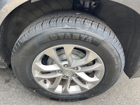 Used 2019 Hyundai Santa Fe SE image 9