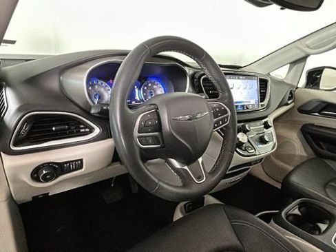 Used 2024 Chrysler Pacifica Touring-L FWD image 13