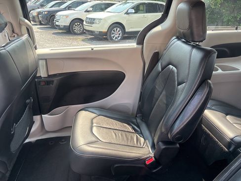 Used 2017 Chrysler Pacifica Touring-L FWD image 17