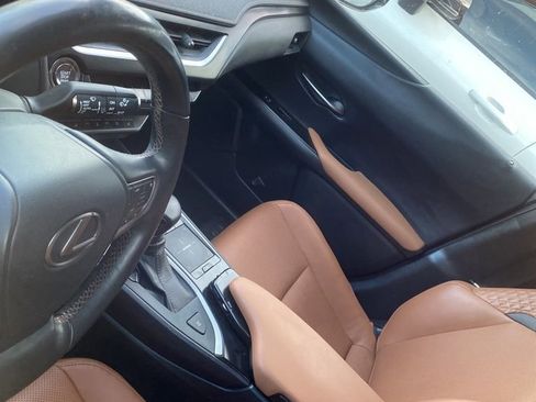 Used 2019 Lexus UX 200 image 4