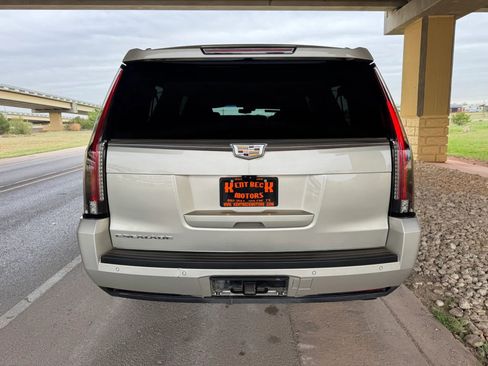 Used 2017 Cadillac Escalade ESV Luxury image 4