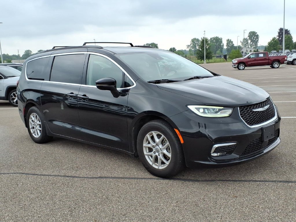 Used 2022 Chrysler Pacifica Touring-L FWD image 3