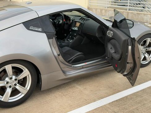 Used 2009 Nissan 370Z Touring RWD image 19