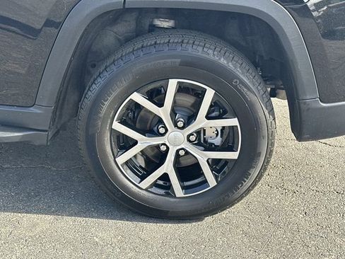 Used 2024 Jeep Grand Cherokee Limited w/ Luxury Tech Group II image 21