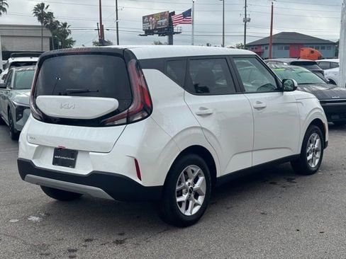 Certified 2025 Kia Soul LX image 3