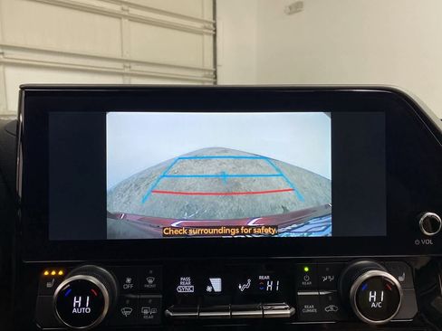 Used 2023 Toyota Highlander XLE image 26