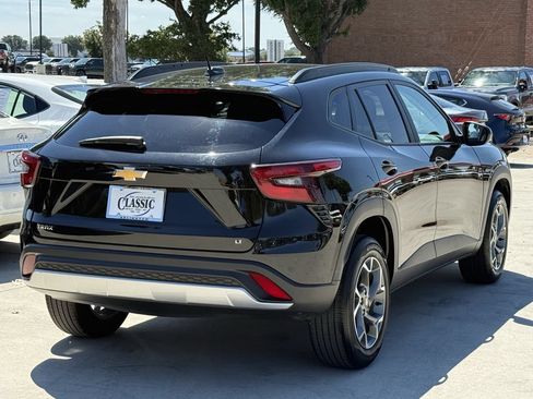 Used 2025 Chevrolet Trax LT FWD image 4
