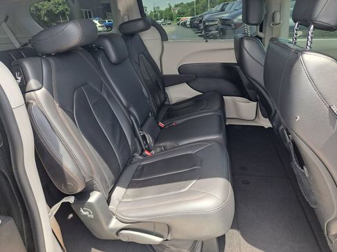 Used 2017 Chrysler Pacifica Touring-L FWD image 28