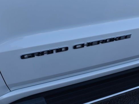 Used 2020 Jeep Grand Cherokee Overland AWD/4WD image 5