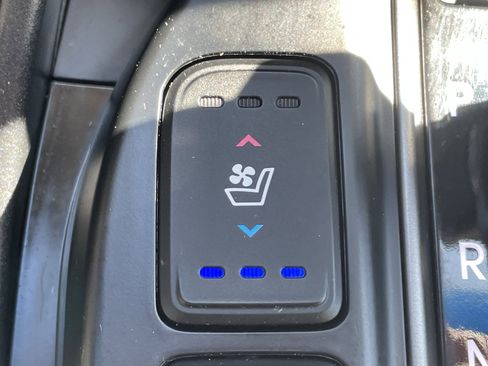 Used 2017 Hyundai Santa Fe Limited image 25