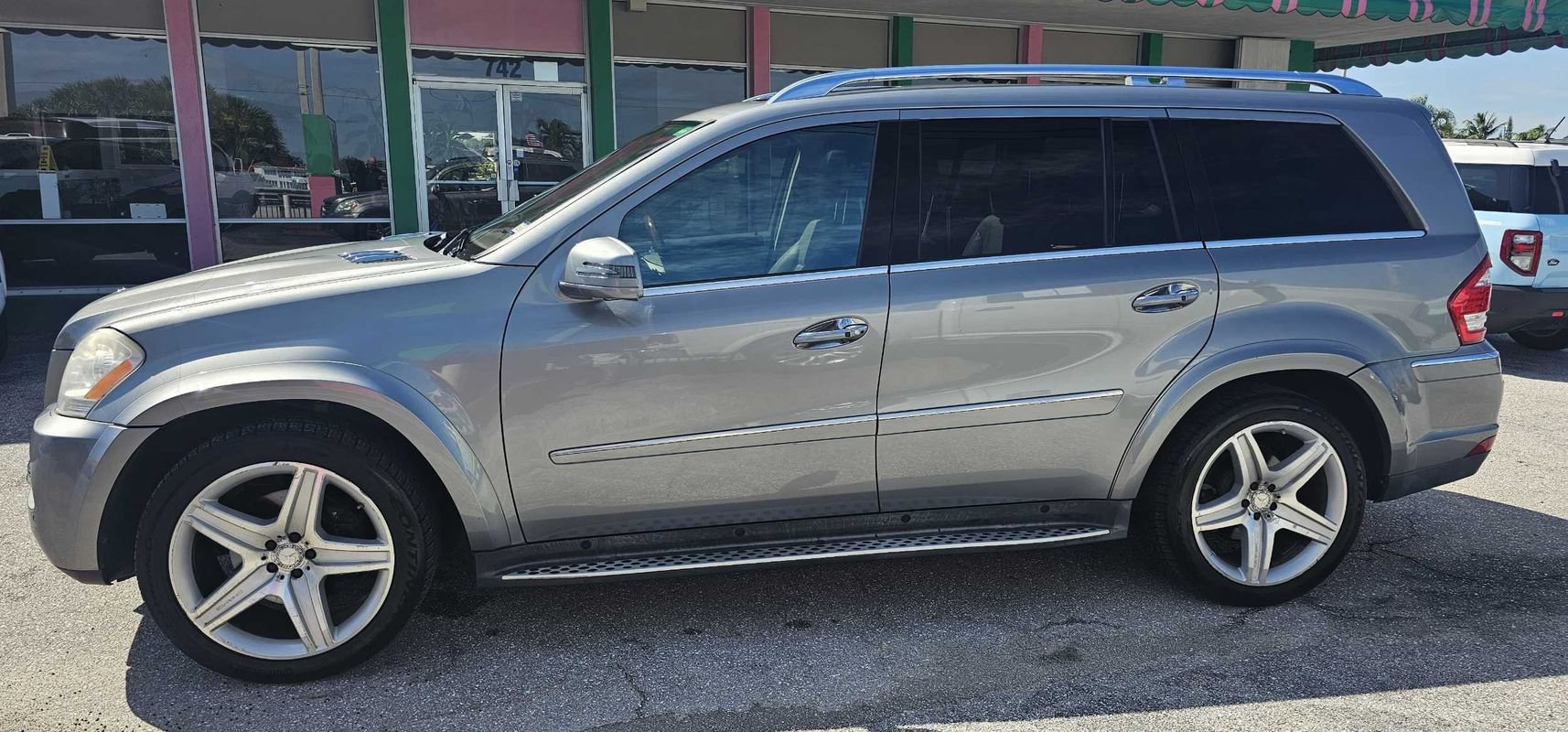 Used 2011 Mercedes-Benz GL 550 4MATIC image 2