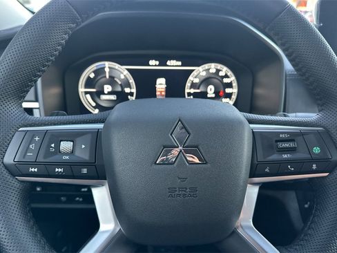 New 2025 Mitsubishi Outlander SE image 24