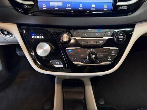 Used 2024 Chrysler Pacifica Touring-L FWD image 31