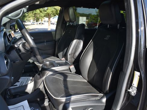 Used 2019 Chrysler Pacifica Limited w/ S Appearance Package image 19