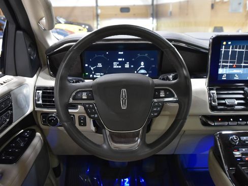 Used 2019 Lincoln Navigator Reserve AWD/4WD image 17