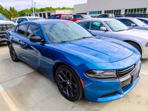 Used 2021 Dodge Charger SXT w/ Blacktop Package image 2