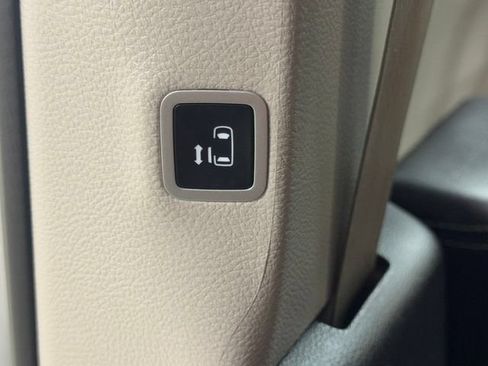 Used 2024 Chrysler Pacifica Touring-L FWD image 27